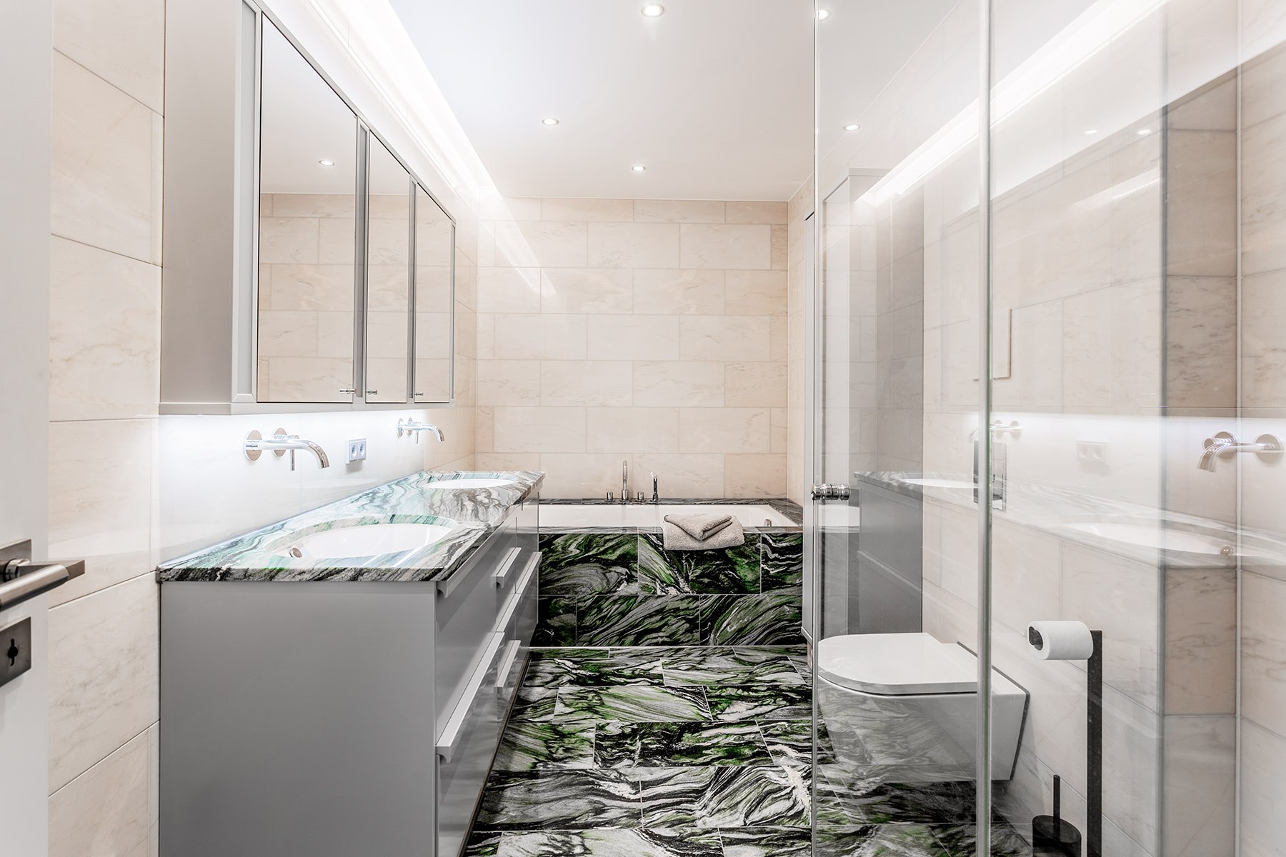 Sorgfältig komponierte Badezimmeraufnahme mit natürlichem Licht